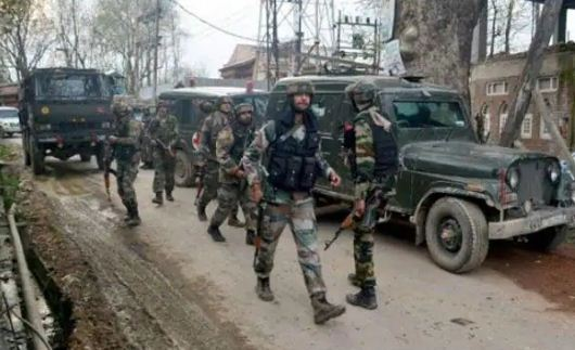 जम्मू-कश्मीर: बडगाम में सीआरपीएफ के काफिले पर हमला, आतंकवादियों ने की गोलीबारी Militants on Friday opened fire on a Central Reserve Police Force (CRPF) convoy in Jammu and Kashmir's Budgam district. However,