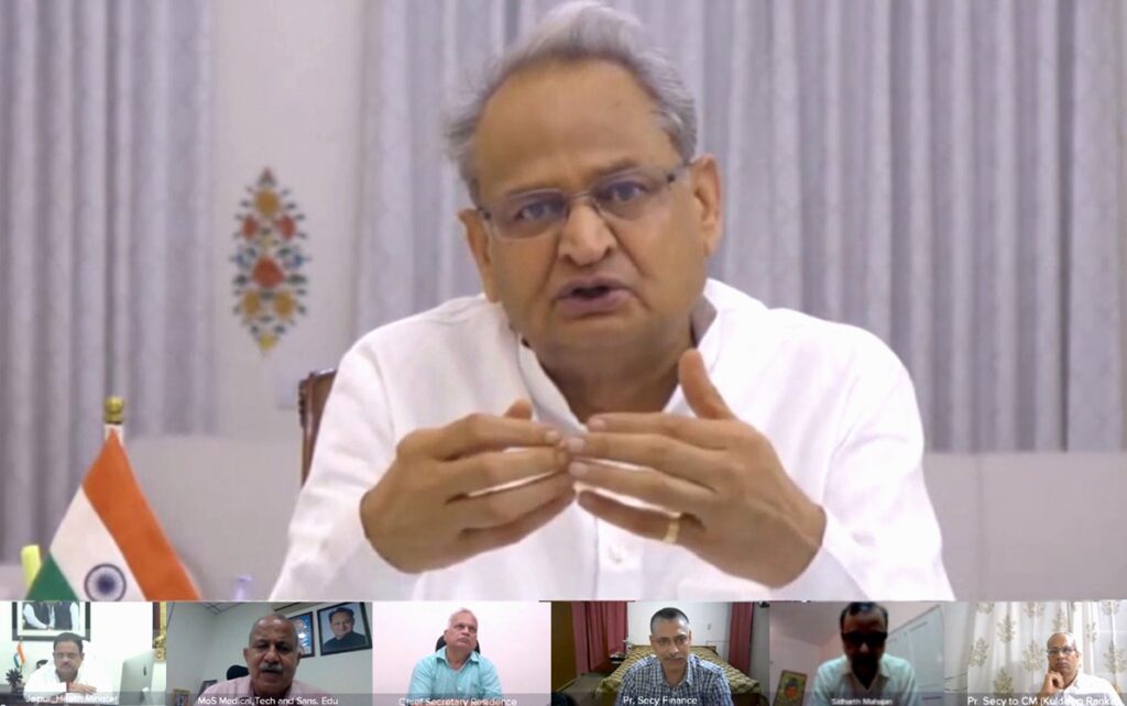 मुख्यमंत्री श्री अशोक गहलोत ने दिए निर्देश, वैक्सीनेशन के लिए गांव-ढाणी तक हो बेहतरीन प्रबंधन Chief Minister Shri Ashok Gehlot said that according to experts, no one knows when the third wave of corona will come. In such a situation,