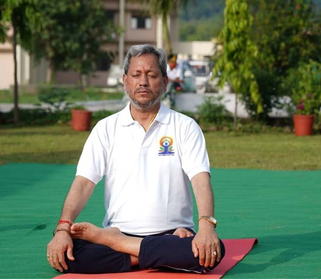 योग दिवस: मुख्यमंत्री श्री तीरथ सिंह रावत ने उत्तराखण्ड आयुर्वेदिक विश्व विद्यालय परिसर में किया योगाभ्यास
