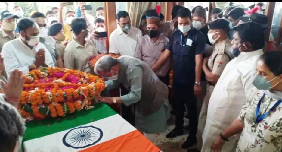 मुख्यमंत्री श्री तीरथ सिह रावत ने डा0 श्रीमती इन्दिरा हृदयेश के पार्थिव शरीर पर पुष्पचक्र अर्पित कर दी श्रद्वांजलि Chief Minister Shri Tirath Singh Rawat paid homage to Leader of Opposition, MLA and former cabinet minister Late Dr. Indira Hridayesh