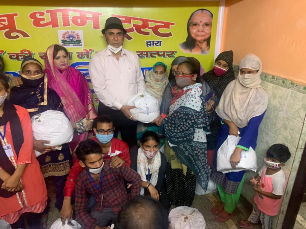 बाबू धाम ट्रस्ट ने लोगो में किया राशन वितरण- ए पी पाठक