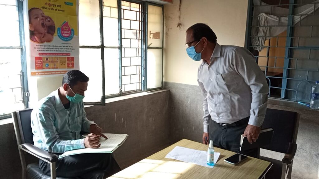 जिलाधिकारी डॉ. विजय कुमार जोगदण्डे ने अतिरिक्त प्राथमिक स्वास्थ्य केंद्र ल्वाली का किया स्थलीय निरीक्षण District Magistrate Dr. Vijay Kumar Jogdande conducted on-site inspection of Additional Primary Health Center, Lavali late in the evening.
