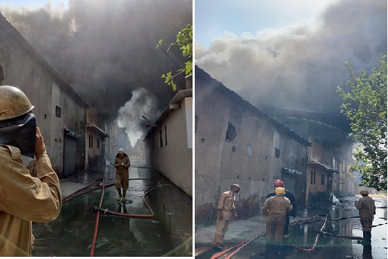 दिल्ली: जूता फैक्ट्री में लगी भीषण आग, आग बुझाने में जुटीं दमकल की 31 गाड़ियां