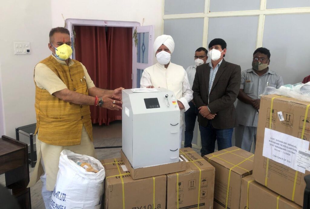 संत निरंकारी मिशन ने जनपद कोविड प्रभारी मंत्री गणेश जोशी को भेंट किए 20 आक्सीजन कंसंट्रेटर On behalf of Mussoorie Zone of Sant Nirankari Mission, in-charge of Kovid treatment arrangements of Dehradun district and Minister