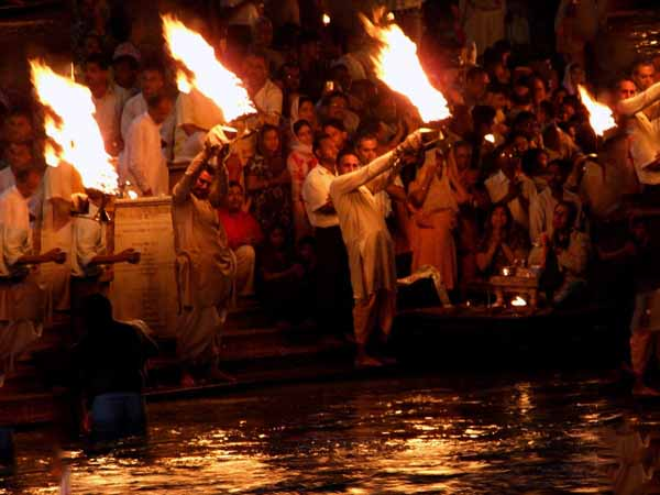 20 जून को मनाया जाएगा गंगा दशहरा, जानें पूजन विधि Ganga Dussehra is a major festival of Hindus. On this day Mother Ganga was descended on the earth, 10th day of Jyeshtha Shukla Paksha is called Dashami Dussehra. This year the festival of Ganga Dussehra will be celebrated on 20 June 2021.