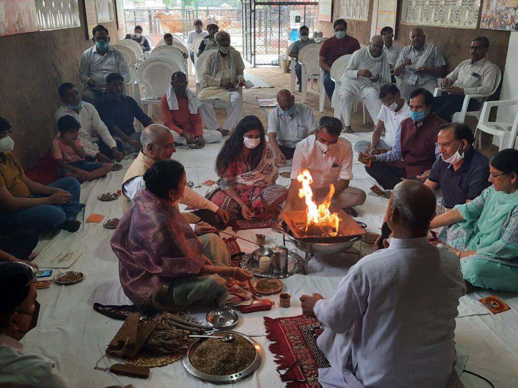 कामधेनु आरोग्य संस्थान में मासिक हवन एवं वृक्षारोपण कार्यक्रम आयोजित Monthly Havan and tree plantation program was organized at Kamdhenu Godham today, in which the contribution of Panchagavyas in fighting