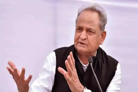 सीएम गहलोत के सामने भिड़े उनके मंत्री, बढ़ते टकराव को देख सीएम ने बन्द किए कैमरे The much-discussed discord in the Rajasthan government once again came to the fore when two ministers of the Gehlot government clashed during the cabinet meeting chaired by Chief Minister Ashok Gehlot and got into a scuffle.