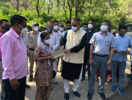 मालदेवता: अतिवृष्टि से प्रभावित परिवारों को काबीना मंत्री गणेश जोशी ने बांटे 11-11 हजार के चेक Cabinet Minister Ganesh Joshi provided direct relief to the families affected by debris of landslide due to heavy rains in Jhol of Gram Panchayat Serki near Maldevta by giving a personal check of Rs.11-11 thousand.