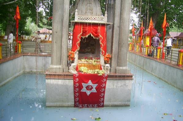 शुभ-अशुभ से पहले बदल जाता है कुंड के जल का रंग, ऐसी है माता खीरभवानी की महिमा