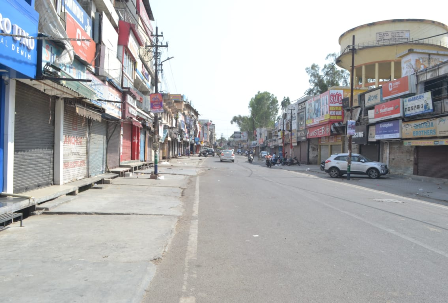 उत्तराखंड: राज्य में 22 जून तक बढ़ी लॉकडाउन की पाबंदियां, चार धाम यात्रा के लिए तीन जिलों को मिली राहत Despite the decrease in the cases of corona infection, the government does not want to take any risk now. This is the reason that the period of Kovid curfew implemented in the state has been extended by one week i.e. till June 22.