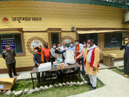 ग्रामीण अंचलो में नहीं होने दी जाएगी राहत कार्यों में कमी- भाजपा प्रदेश मीडिया प्रभारी मनवीर चौहान BJP's state media in-charge Manveer Singh Chouhan distributed corona kits, mask sanitizers, steamer gloves and other important relief materials in remote areas of Uttarkashi.He gave concentrators in Government Allopathic Hospital Rana Chatti and Kharadi.