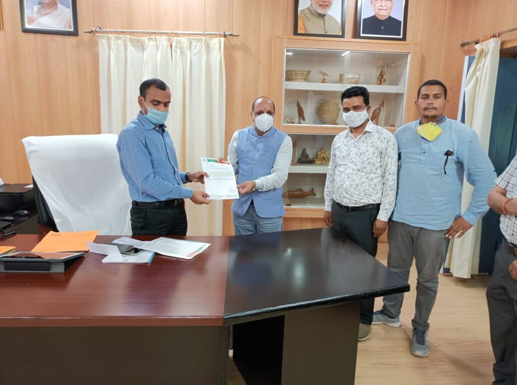 मनवीर सिंह चौहान के नेतृत्व में एक प्रतिनिधिमंडल ने कोरोना वेक्सीनेशन सेंटर की मांग को लेकर जिलाधिकारी से की मुलाकात A delegation led by BJP's state media in-charge Manveer Singh Chouhan met the district magistrate regarding the demand
