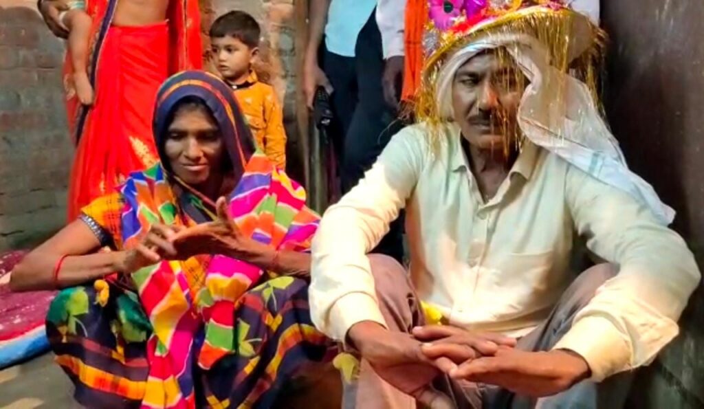 अनोखी शादी: एक शख्स के विवाह में शामिल हुए उसके बेटे बहू और नाती पोते In Meerut, UP, such a unique marriage was seen in which the same people used to be Gharaati and the same people used to marry.