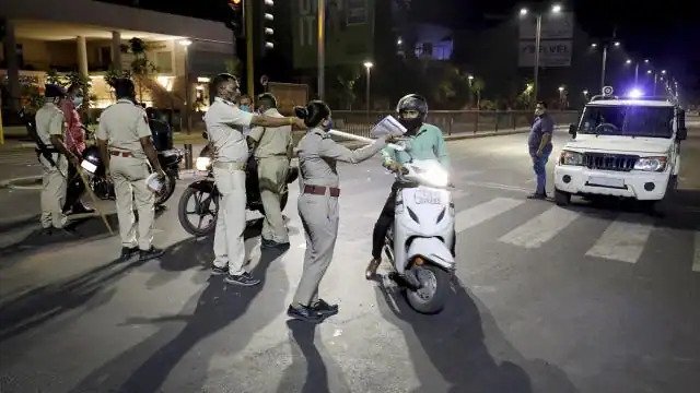 उत्तर प्रदेश: राज्य के सभी जिलों को मिली लॉकडाउन से राहत, नाइट कर्फ्यू रहेगा जारी All the districts of Uttar Pradesh have got relief from the lockdown today but the lockdown will be strictly followed in the state. CM Yogi