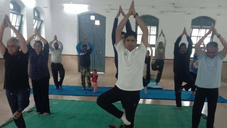 ओक ग्रोव स्कूल ने मनाया अंतरराष्ट्रीय योग दिवस Today 7th International Yoga Day was celebrated through virtual medium at Oak Grove School, Jharipani. The theme of this year's