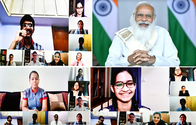 प्रधानमंत्री ने 12वीं कक्षा के छात्रों और उनके अभिभावकों से बातचीत की In a surprise move, Prime Minister Shri Narendra Modi joined the ongoing interaction of CBSE Class 12th students. The interaction was organized by the Ministry of Education and was attended by the parents of the students.