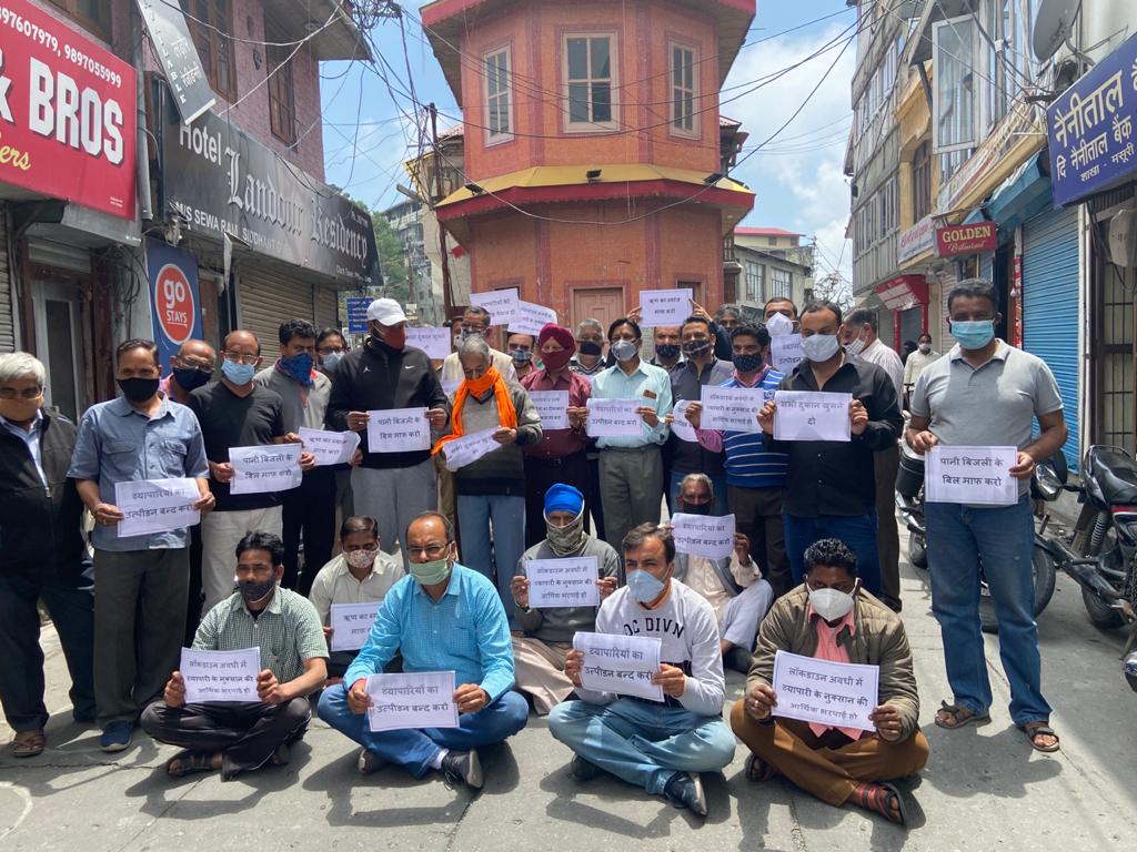 पिछले लॉकडाउन के बाद अब कोरोना कर्फ्यू में लगातार बाजार बंद होने से परेशान व्यापारियों ने किया धरना प्रदर्शन