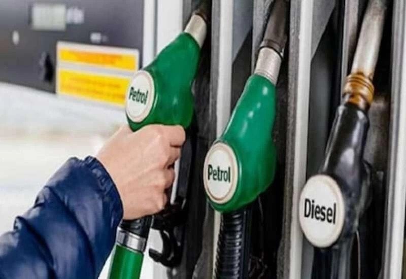 आज फिर बढ़े पेट्रोल और डीजल कें दाम, जानें आज के ताजा रेट After a break of one day, today ie on Monday, petrol and diesel have become expensive again. Oil marketing companies paid petrol 29 paise