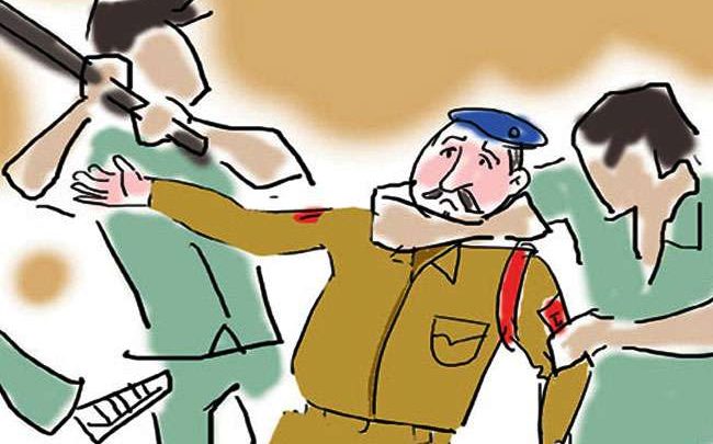 बिहार: शराब तस्करों को पकड़ने गई पुलिस टीम पर तलवार से हमला Although there is a strict ban on liquor in Bihar, but illegal sale of liquor is being done in the state. The latest case is of Asarganj