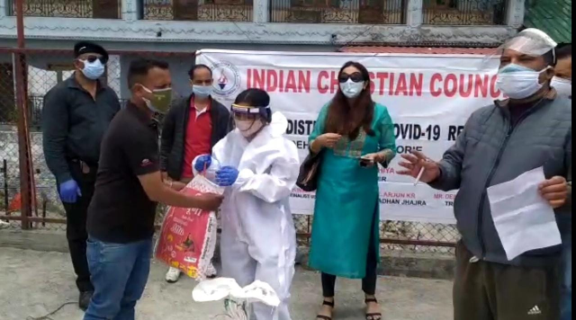 मसूरी में इंडियन आइडल फेम की लोकप्रिय गायक सिखाना मुखिया ने जरूरतमंद लोगों को दी राशन सामग्री the poor laborers are lying to eat food, seeing that the Indian Christian Council Uttarakhand in the Picture Palace area of Mussoorie distributed ration kits to the poor and more than 100 needy people. Shikhana Mukhiya of Indian Idol and Voice of India fame helped in this holy work