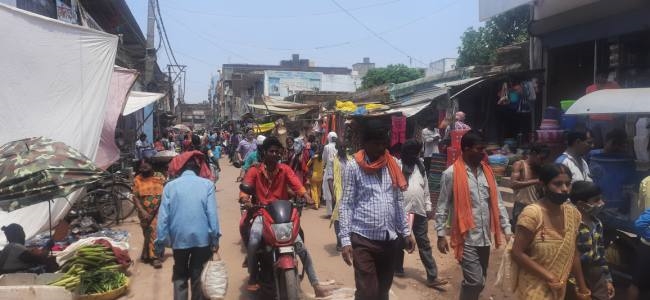 देश कम हो रहे है कोरोना के मामलें , लेकिन अनलॉक होते ही लोगों की ऐसी लापरवाही कोरोना की तीसरी लहर को दे रही न्यौता Corona cases are gradually decreasing in the country. In view of the decrease in the cases of corona, the state governments are also