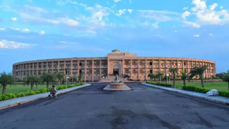 राजस्थान हाईकोर्ट का बड़ा फैसला, वैक्सीन की दोनों डोज लेने के 14 दिन बाद ही वकीलो को परिसर में मिलेगी इंट्री Taking a big decision, the Rajasthan High Court has issued a new guideline regarding admission to courts. Under this, advocate physical