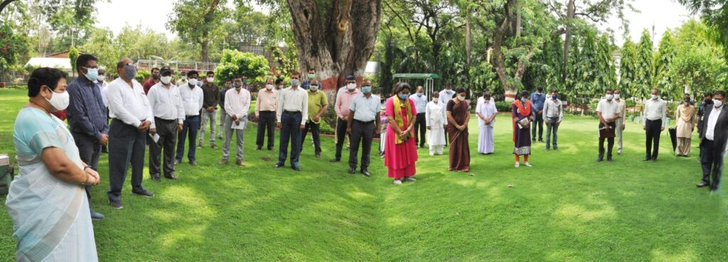 राजभवन में राज्यपाल सहित समस्त अधिकारी-कर्मचारियों ने दिवंगत कोरोना वारियर्स को दी श्रद्धांजलि A prayer meeting was organized at Raj Bhavan today, in which tribute was paid to the frontline warriors and others who died during