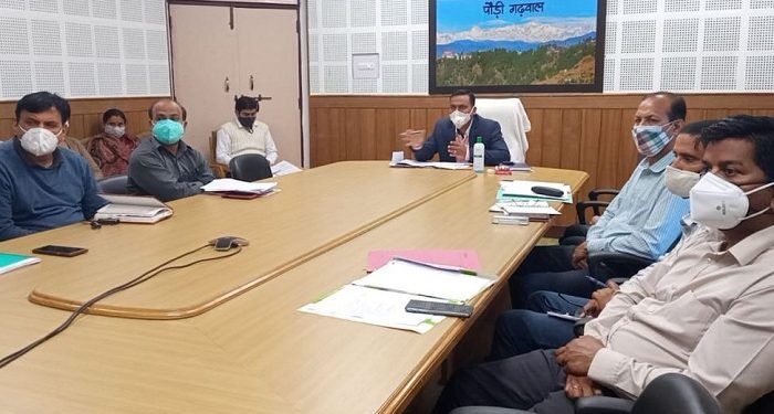 जिलाधिकारी रविशंकर ने आगामी मानसून अवधि में संभावित आपदाओं के दृष्टिगत की गयी तैयारियों के सम्बन्ध में की समीक्षा बैठक District Magistrate Shri C. Ravi Shankar held a review meeting in the Collectorate regarding the preparations made in view of the possible