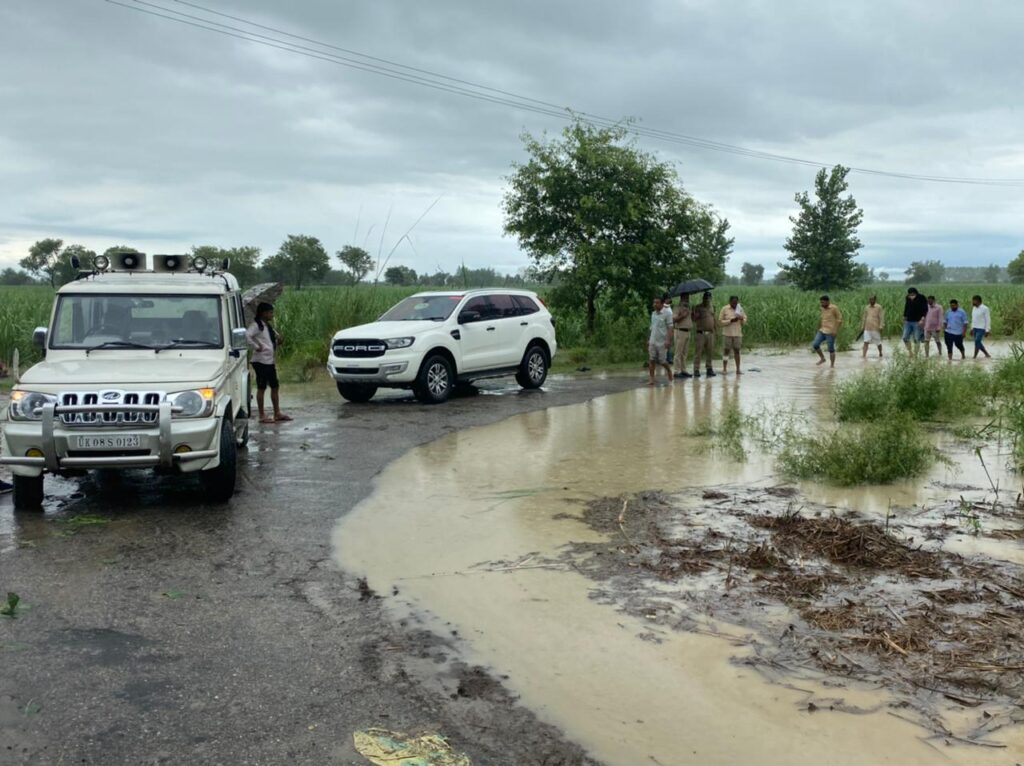 बाणगंगा नदी के तटबंध पर शेरपुर बेला के समीप जलस्तर खतरे के निशान से ऊपर, विधायक खानपुर ने त्वरित कार्यवाही के दिए निर्देश Late night, 18 years ago by Khanpur MLA, the embankment of the Banganga river was constructed near Sherpur Bela, on the embankment