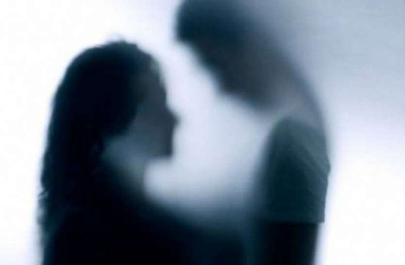 वादियों में रोमांस करना पड़ा भारी, वेब कैमरे से कैद हुई कपल की तस्वीरें Having sex at an altitude of 6500 feet in the beautiful plains of the mountains has become overwhelming for this couple. Yes, a webcam