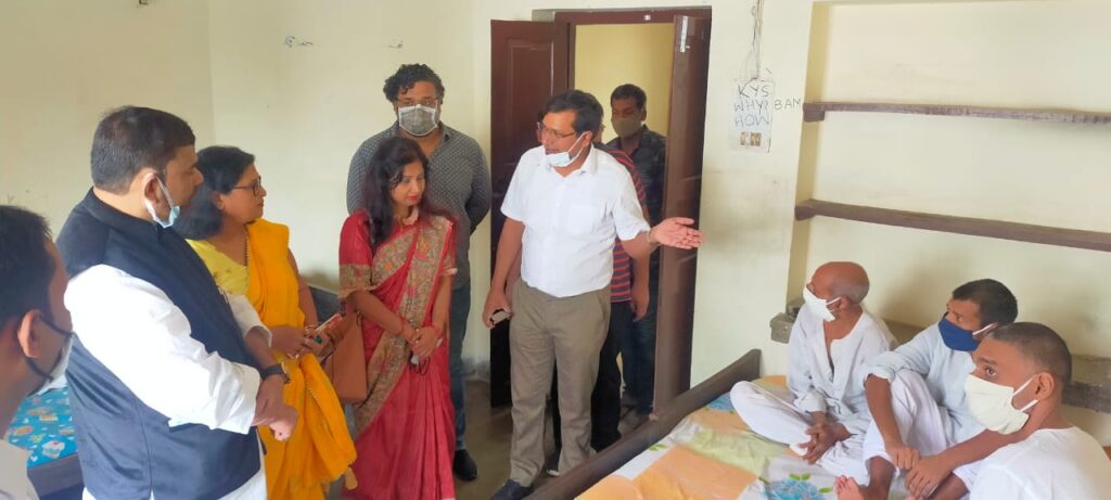 वृद्धाश्रम और बच्चों की संस्कारशाला में रोटरी चाणक्या ने बाँटे ज़रूरत के सामान Today, on the occasion of World Yoga Day, Rotary Chanakya went to the old age home service Kutir located in Patel Nagar and distributed