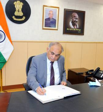 श्री अनूप चंद्र पांडेय ने नए निर्वाचन आयुक्त के रूप में ग्रहण किया पदभार Anoop Chandra Pandey took over as the new Election Commissioner (EC) of India on 9th June yesterday.