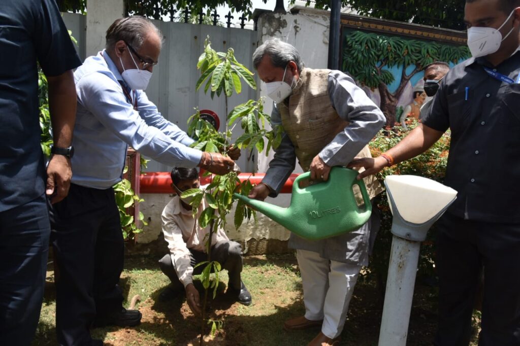 सीएम तीरथ सिंह रावत ने विश्व पर्यावरण दिवस के अवसर पर अपने जीएमएस रोड स्थित भागीरथीपुरम आवास और नई दिल्ली स्थित उत्तराखण्ड सदन के प्रांगण पर किया वृक्षारोपण Chief Minister Shri Tirath Singh Rawat planted a tree on the occasion of World Environment Day at his Bhagirathipuram residence