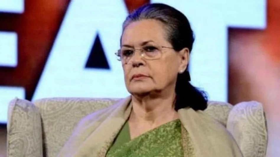 कांग्रेस अध्यक्ष सोनिया गांधी ने पार्टी में नियुक्त किए 4 नए सचिव After the crushing defeat in the assembly elections held in five states, the troubled Congress has now made changes in the party.