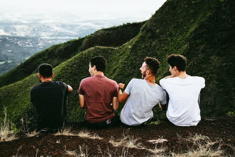 एक प्रेरक कहानी जो राजनैतिक पार्टियों को लेकर बदल देंगी आपकी सोच Four friends used to live in a village...there was such a close friendship between the four that they used to get up together and make plans