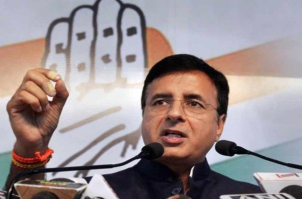 कांग्रेस के गांधी परिवार के टीकाकरण के सवाल पर भड़के सुरजेवाला, कही ये बात