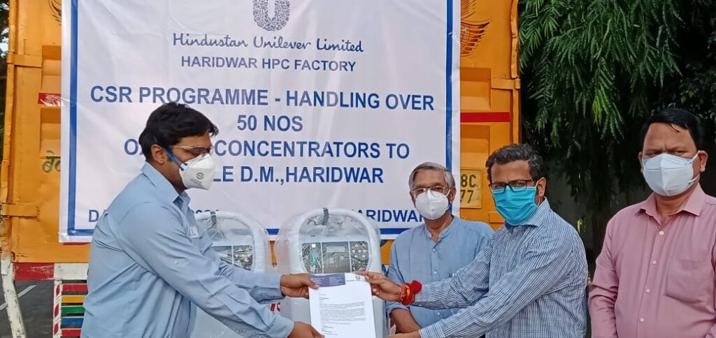 हिंदुस्तान युनिलीवर कंपनी सिडकुल हरिद्वार ने 50 ऑक्सीजन कन्सीट्रैटर इंस्टूमेंट सीएसआर मद से जिलाधिकारी सी0 रविशंकर जन कल्याणार्थ की भेंट The District Magistrate C. Ravi Shankar presented the 50 Oxygen Container Instrument CSR item for public welfare at the Camp Office Roshanabad