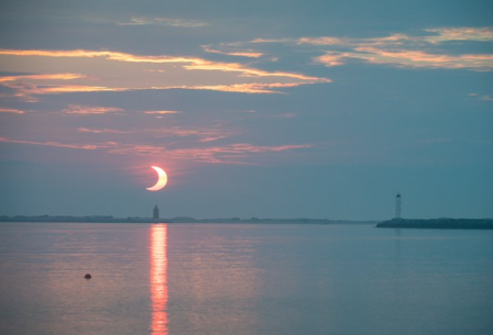 साल का पहला सूर्य ग्रहण समाप्त, देखें कहां कैसा दिखा नजारा The first solar eclipse of the year has ended. It lasted till 06:41 in the evening. The solar eclipse started at 1:42 pm Indian time. It lasted for about five hours. This solar eclipse was annular.