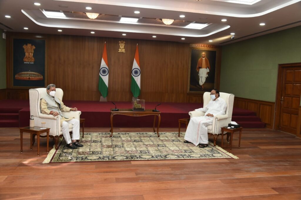 सीएम तीरथ सिंह रावत ने नई दिल्ली में उपराष्ट्रपति श्री एम.वेंकैया नायडू, मंत्री नरेंद्र सिंह तोमर तथा शिक्षा मंत्री डॉ. रमेश पोखरियाल से की भेंट Chief Minister Shri Tirath Singh Rawat paid a courtesy call on Vice President Shri M. Venkaiah Naidu in New Delhi on Tuesday. Chief Minister