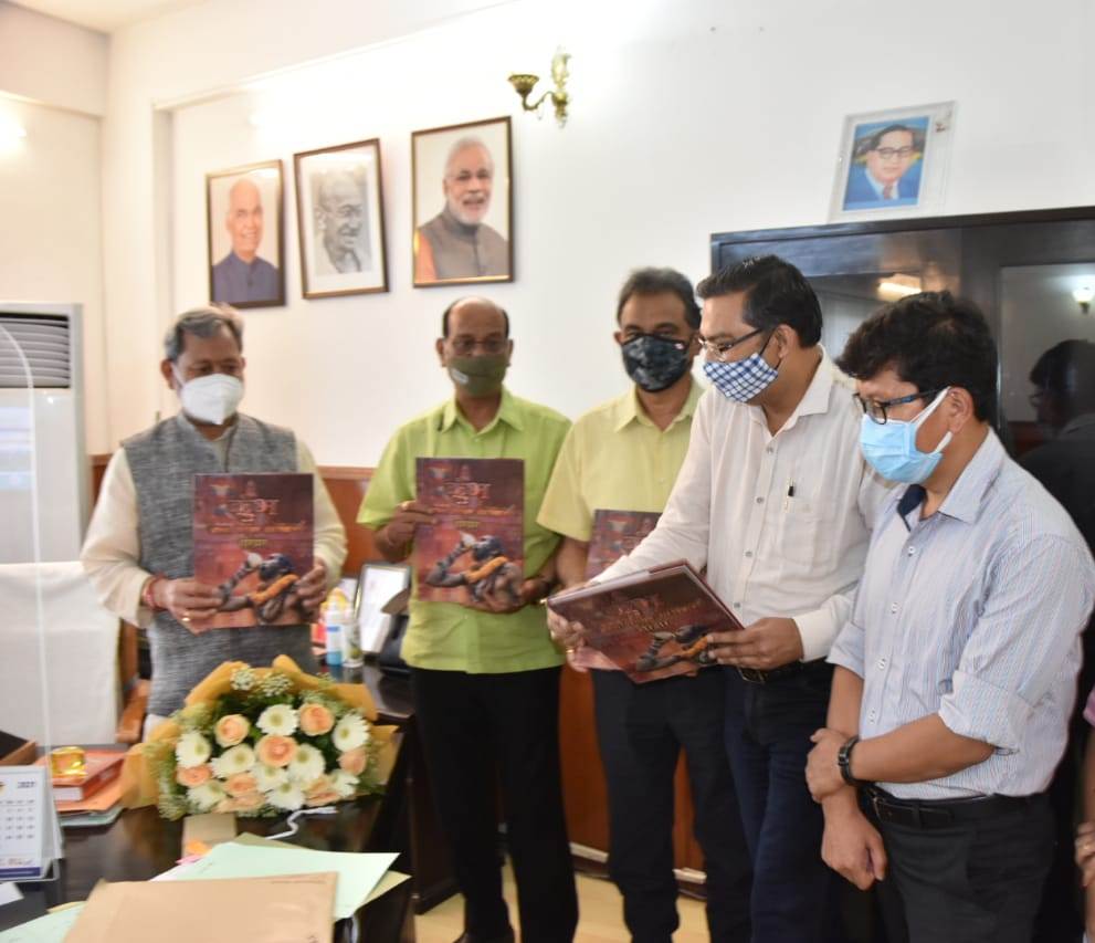 मुख्यमंत्री ने किया ‘‘कुम्भः आस्था विरासत और विज्ञान‘‘ काफी टेबलबुक का विमोचन Chief Minister Shri Tirath Singh Rawat released a coffee table book on the importance of Kumbh Mela “Kumbh: Faith, Heritage and Science”