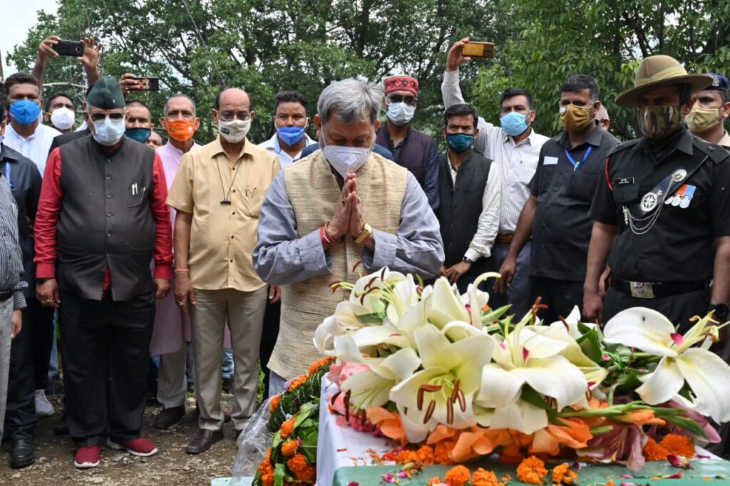 प्रदेश के मा. मुख्यमंत्री श्री तीरथ सिंह रावत ने शहीद राइफलमैन मंदीप सिंह नेगी के पार्थिव शरीर पर पुष्पचक्र अर्पित कर दी श्रद्धांजलि
