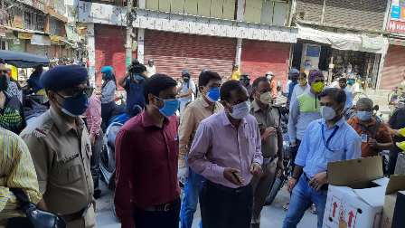 उप जिलाधिकारी सदर के नेतृत्व में जिला प्रशासन, खाद्य आपूर्ति विभाग, बाट-माप एवं पुलिस की टीम ने किया औचक निरिक्षण Under the leadership of Deputy District Magistrate Sadar, the team of district administration, food supply department, weight-measurement and police did surprise inspection.