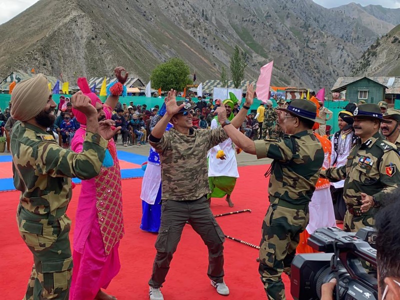 बॉलीवुड स्टार अक्षय कुमार ने बांडीपोरा के एक गांव में स्कूल के लिए दिए एक करोड़ रुपये Apart from reel life, Bollywood star Akshay Kumar does not leave any chance to become a hero in real life as well. He always comes