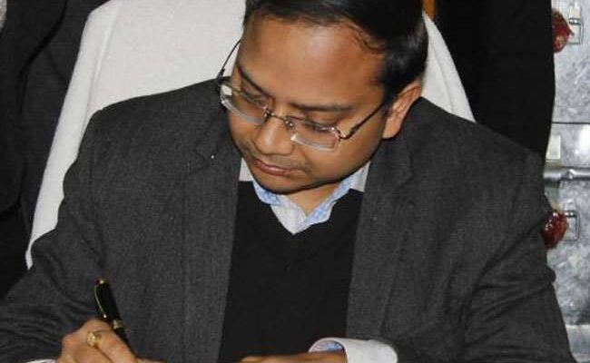 भूमि खरीद-फरोख्त से सम्बन्धित फर्जीवाड़ा मामलों की प्रगति से अवगत कराया जाए- जिलाधिकारी डॉ आशीष कुमार
