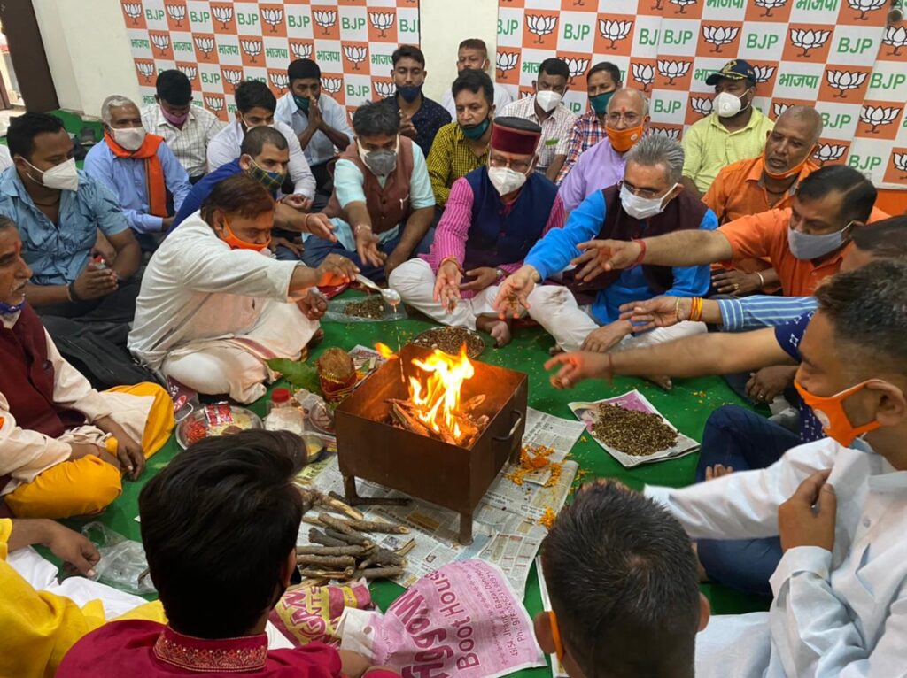 राजपूर विधायक खजानदास ने सादगी से जन्मदिन मनाकर की सम्पूर्ण मानव जाति के कल्याण की कामना Today on June 16, on the occasion of his birthday, he distributed breakfast and gifts to the children in Bal Vinita Orphanage Ashram