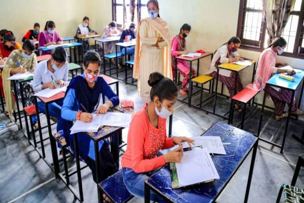 24 जुलाई से हो सकते हैं CBSE बोर्ड के 12वीं का एग्जाम, शिक्षा मंत्रालय ने बनाए है य़े प्लान The Supreme Court will hear on June 3 the petitions to postpone the 12th examination of the Central Board of Secondary Education. The Center