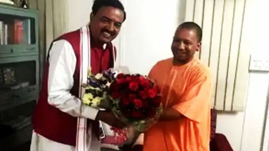 सियासी मंथन के बीच डिप्टी सीएम मौर्य के घर पहुंचे सीएम योगी, हलचल हुई तेज Amidst the political churning in Lucknow, the capital of Uttar Pradesh, the Chief Minister of the state Yogi Adityanath reached Deputy Chief