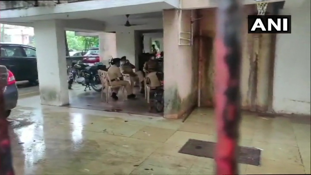 एंटीलिया केस में एनआईए ने मुंबई पुलिस के पूर्व ‘एनकाउंट स्पेशलिस्ट’ व शिवसेना नेता प्रदीप शर्मा के घर मारा छापा For interrogation in the Antilia case, the NIA raided the house of Shiv Sena leader and Mumbai's famous former encounter specialist