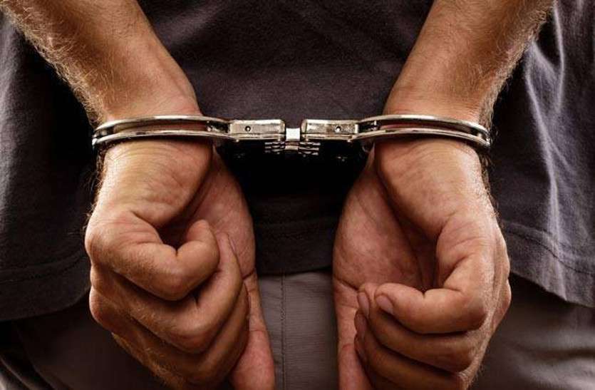 नशे के डेढ़ सौ इंजेक्शनों के साथ एक नशा तस्कर गिरफ्तार The campaign of police against drug dealers in the state is continuously grazing. In this sequence, the Kotwali police has arrested a person