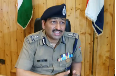 डीजीपी अशोक कुमार ने नशे का कारोबार करने वालें दो पुलिसकर्मियों को किया बर्खास्त State DGP Ashok Kumar has sacked both the policemen caught doing drug business from the job of the police. There will be no place.
